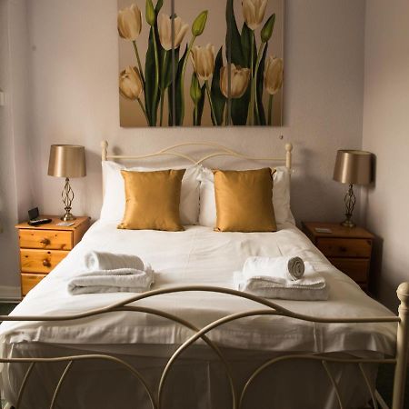 Phelips Arms Bed and Breakfast Montacute Eksteriør billede