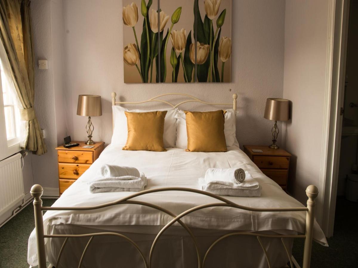 Phelips Arms Bed and Breakfast Montacute Eksteriør billede